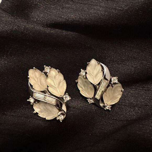 Vintage signed Crown Trifari silver tone metal & frosty moon stone fruit salad - Picture 1 of 1
